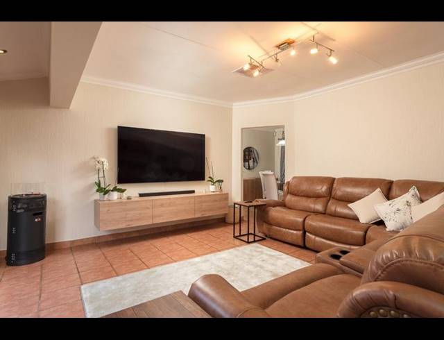 4 BEDROOM HOUSE FOR SALE IN GLENVISTA